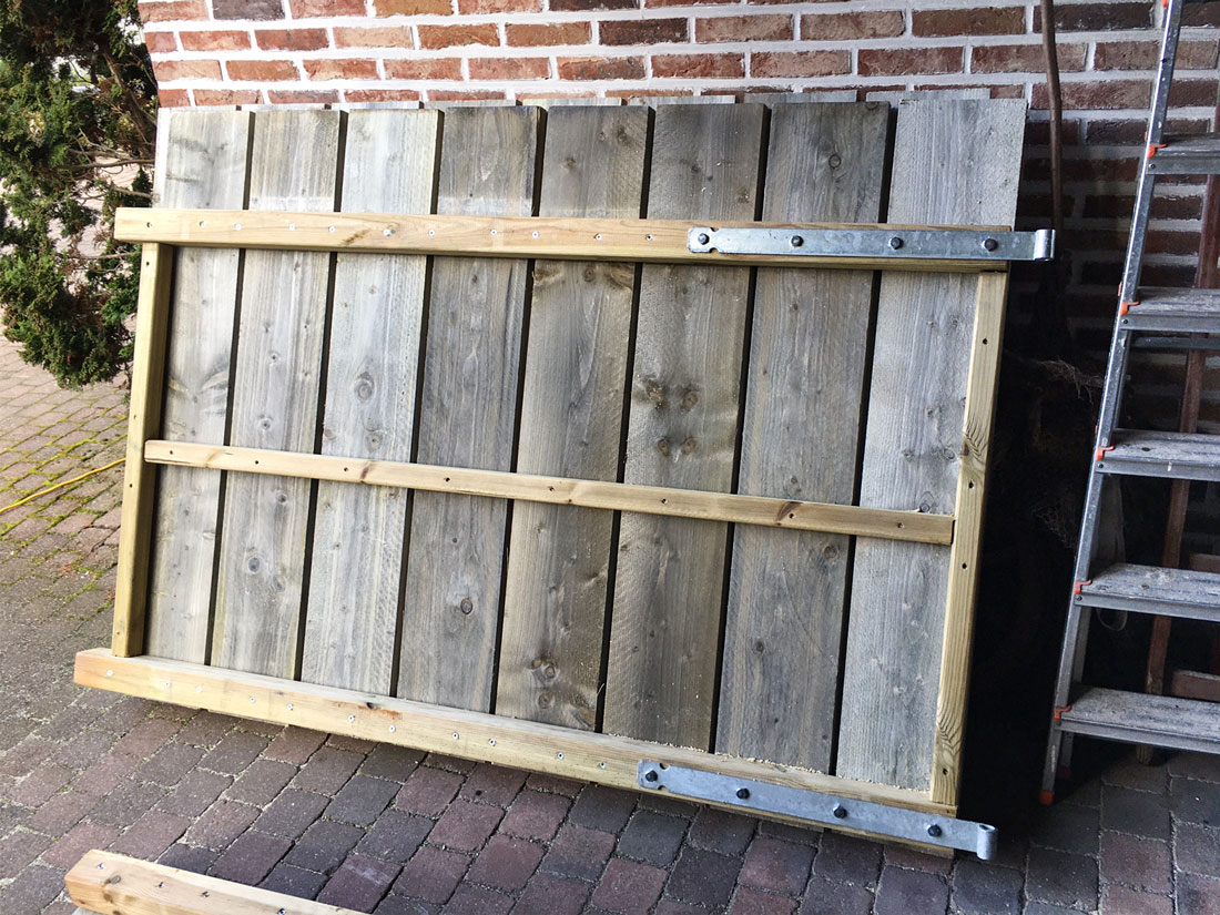 Placement des planches de bois brut sur un cadre avec penture